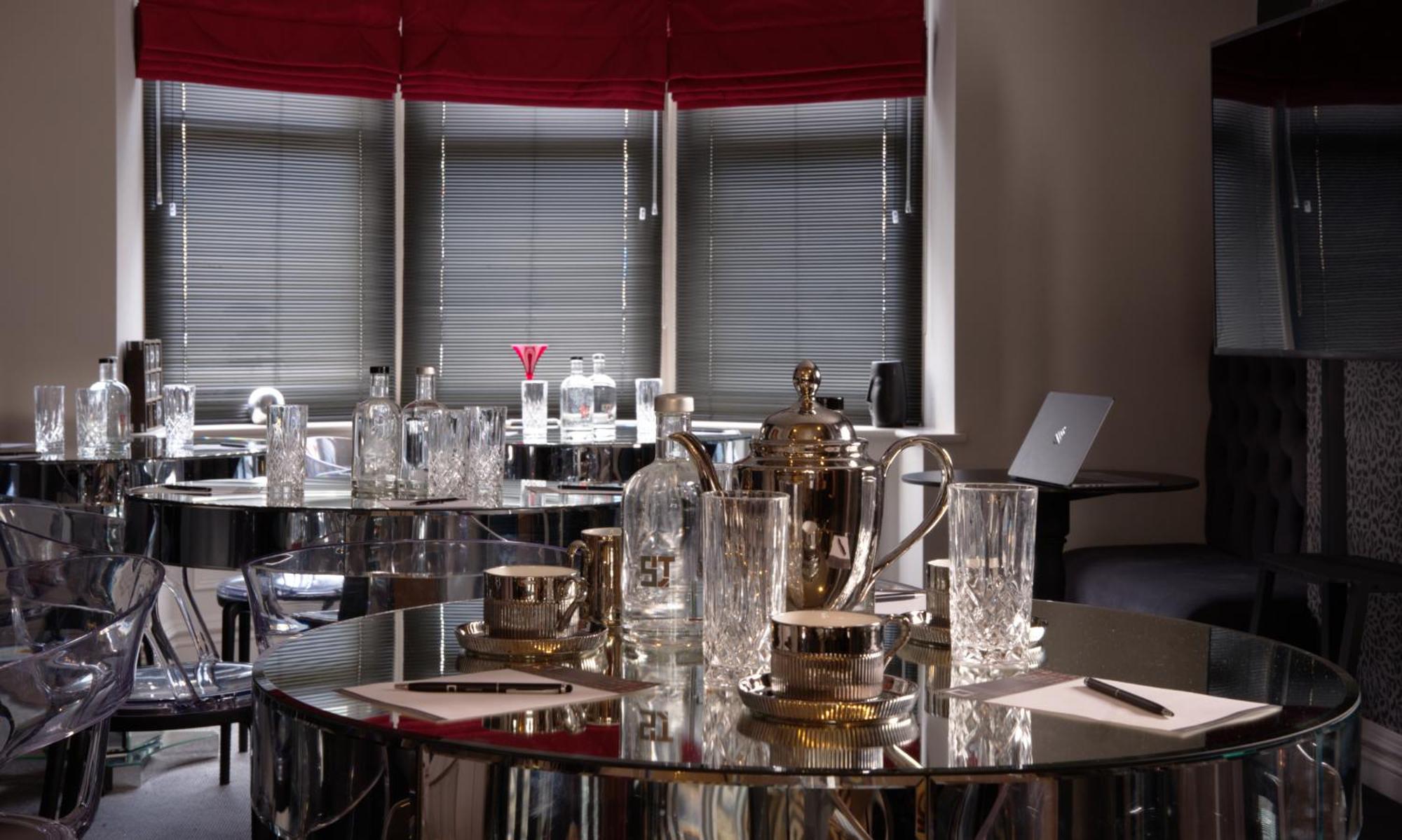 Отель Square Townhouse 4*